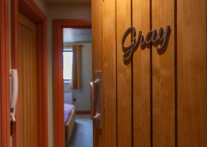Gray - 2 Bedroom Luxury Apartment By Mint Stays